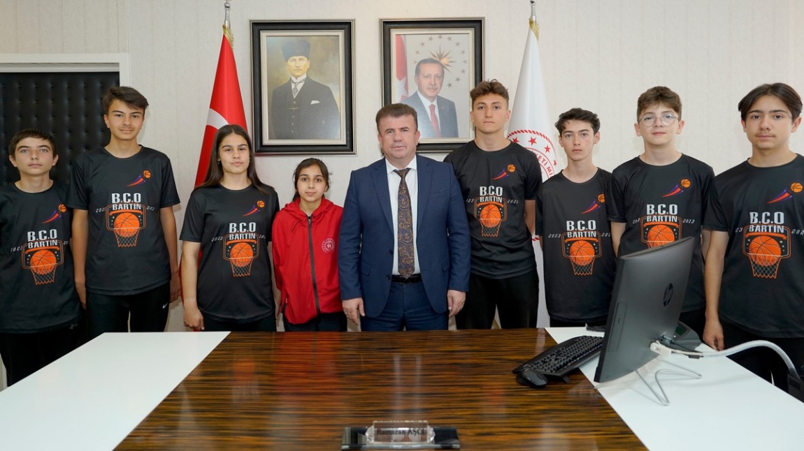 Milli Eğitim Müdürümüz Ramazan AŞÇI, Türkiye Derecesi Alan Öğrencilerimize Ödüllerini Verdi